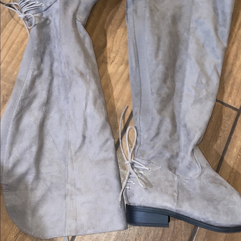Knee high grey Torrid boots 👢 🤍🖤✨